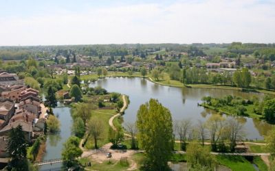 Vue sur la Reyssouze et le plan d'eau