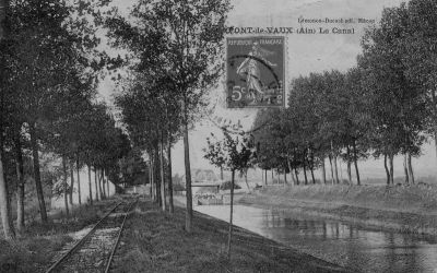 La petite levée empruntée par le chemin de fer