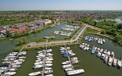 Les deux darses et vue sur le village de Pont de Vaux