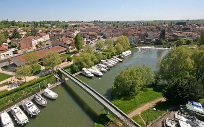 The footbridge and the harbor's office